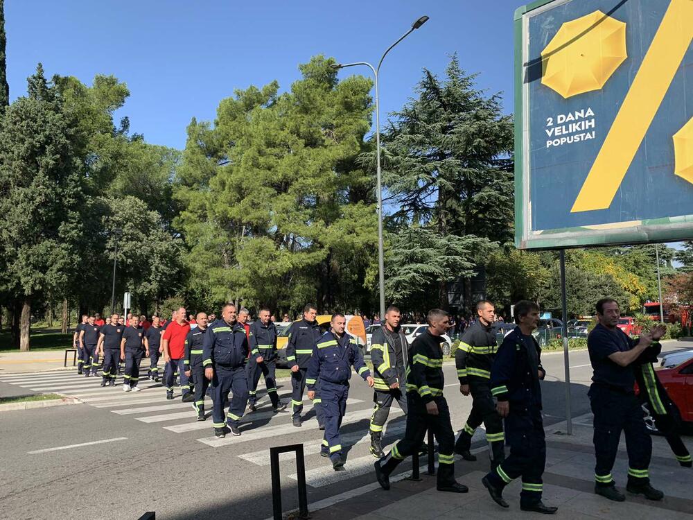 <p>Strukovni sindikat vatrogasaca uputio dopis Abazoviću u kojem, između ostalog, traže donošenje zakona o zaštiti od požara</p>