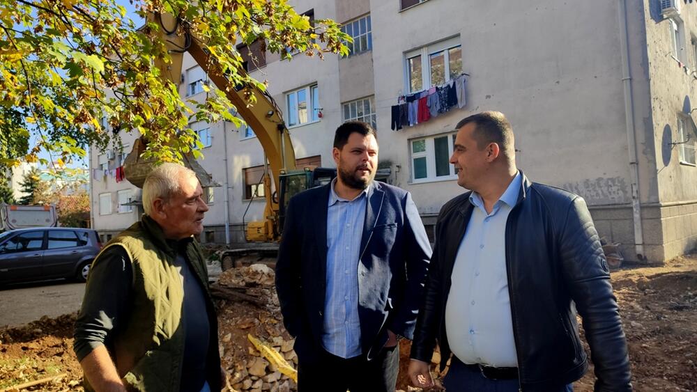 <p>"Biće odrađeni trotoari oko zgrada, parkinzi, zelenilo i rasvjeta, ali i kanalizaciona mreža koja je dugo godina unazad bila jedan od većih problema stanara", kazao je predsjednik Opštine Marko Kovačević</p>