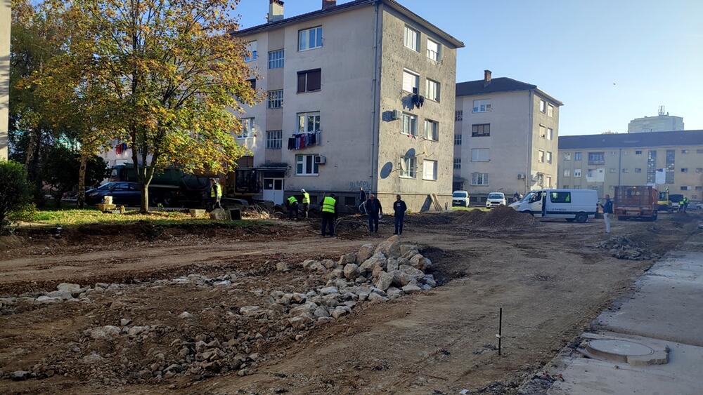<p>"Biće odrađeni trotoari oko zgrada, parkinzi, zelenilo i rasvjeta, ali i kanalizaciona mreža koja je dugo godina unazad bila jedan od većih problema stanara", kazao je predsjednik Opštine Marko Kovačević</p>