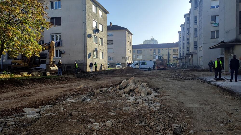 <p>"Biće odrađeni trotoari oko zgrada, parkinzi, zelenilo i rasvjeta, ali i kanalizaciona mreža koja je dugo godina unazad bila jedan od većih problema stanara", kazao je predsjednik Opštine Marko Kovačević</p>