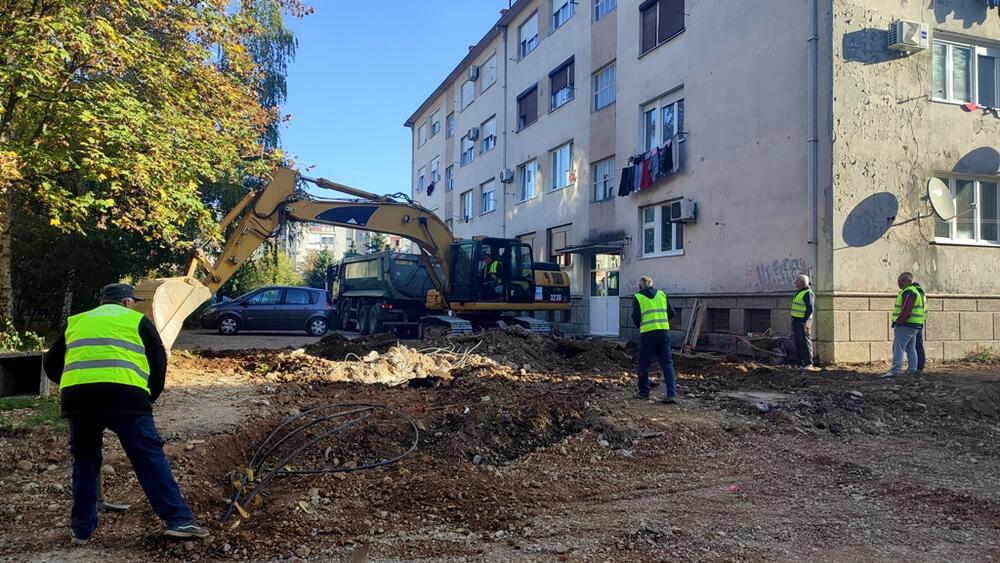 <p>"Biće odrađeni trotoari oko zgrada, parkinzi, zelenilo i rasvjeta, ali i kanalizaciona mreža koja je dugo godina unazad bila jedan od većih problema stanara", kazao je predsjednik Opštine Marko Kovačević</p>