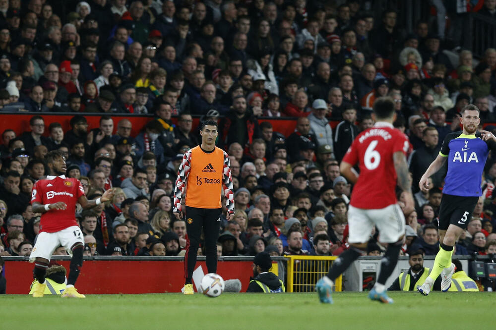 Ronaldo kao rezerva gleda meč Junajted - Totenhem, Foto: Reuters