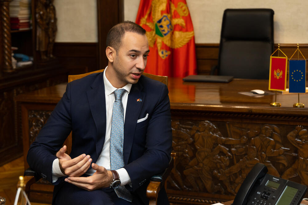 <p>"Sigurni smo da će oprema omogućiti efikasno upravljanje bibliotečkim fondom, u skladu sa savremenim standardima"</p>