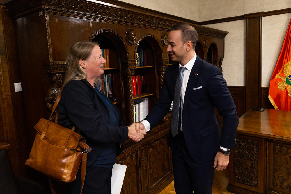 <p>"Sigurni smo da će oprema omogućiti efikasno upravljanje bibliotečkim fondom, u skladu sa savremenim standardima"</p>