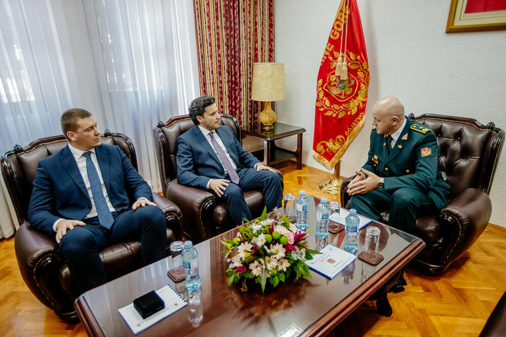 <p>On je zajedno sa Adžićem posjetio Ministarstvo odbrane i Generalštab CG, a tom prilikom razgovarali su sa Zoranom Lazarevićem </p>
