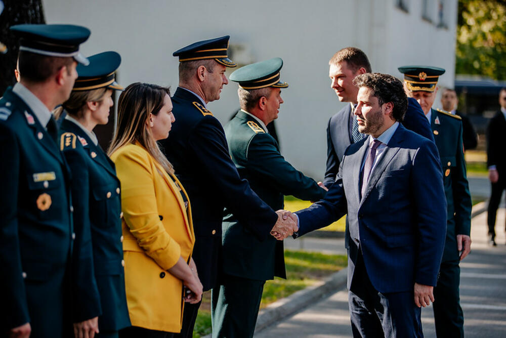 <p>On je zajedno sa Adžićem posjetio Ministarstvo odbrane i Generalštab CG, a tom prilikom razgovarali su sa Zoranom Lazarevićem </p>