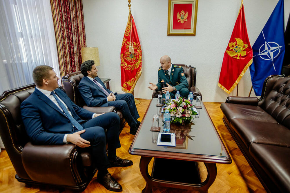 <p>On je zajedno sa Adžićem posjetio Ministarstvo odbrane i Generalštab CG, a tom prilikom razgovarali su sa Zoranom Lazarevićem </p>