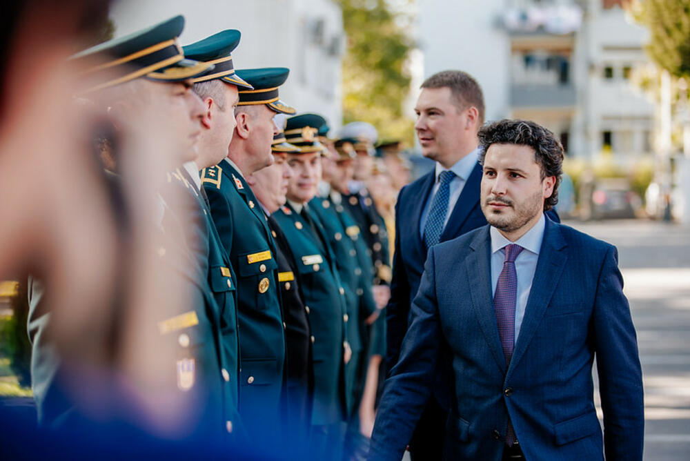 <p>On je zajedno sa Adžićem posjetio Ministarstvo odbrane i Generalštab CG, a tom prilikom razgovarali su sa Zoranom Lazarevićem </p>