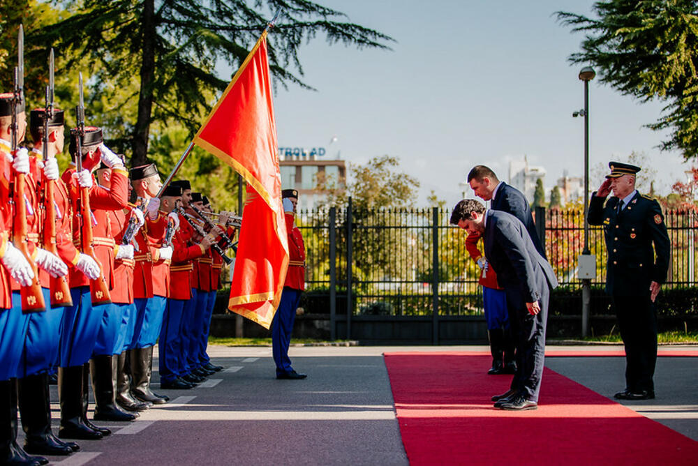 <p>On je zajedno sa Adžićem posjetio Ministarstvo odbrane i Generalštab CG, a tom prilikom razgovarali su sa Zoranom Lazarevićem </p>