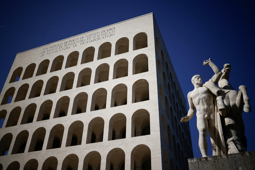 'Palazzo della Civilta Italiana' sa Musolinijevim riječima u kvartu Eur