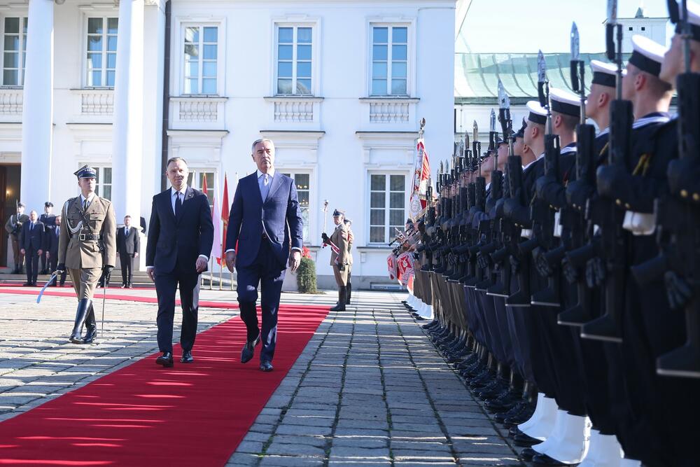 <p>Đukanovića na svečanom dočeku u Varšavi, pozdravili i ambasadori diplomatskog kora u Poljskoj</p>