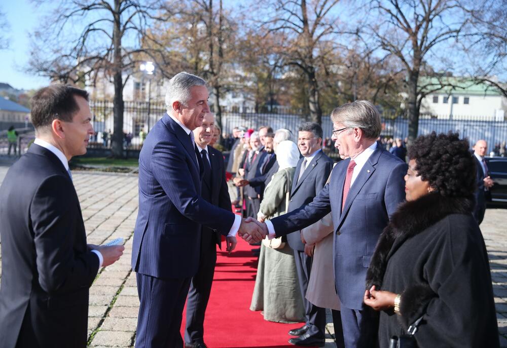 <p>Đukanovića na svečanom dočeku u Varšavi, pozdravili i ambasadori diplomatskog kora u Poljskoj</p>