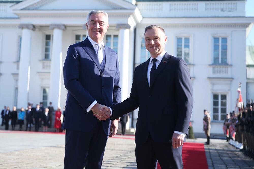 <p>Đukanovića na svečanom dočeku u Varšavi, pozdravili i ambasadori diplomatskog kora u Poljskoj</p>