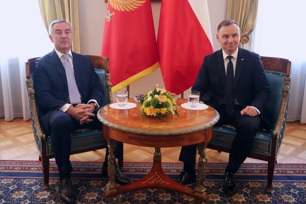 <p>Đukanovića na svečanom dočeku u Varšavi, pozdravili i ambasadori diplomatskog kora u Poljskoj</p>