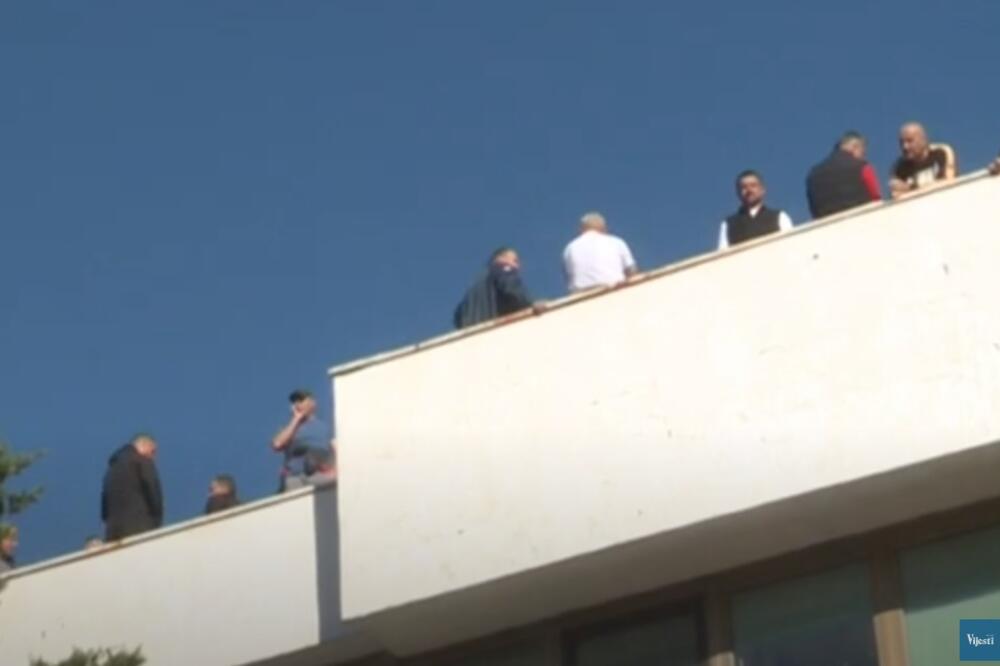Radnici Željezare na krovu fabrike, Foto: Screenshot/TV Vijesti