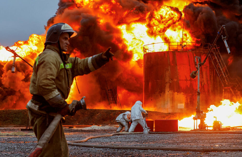 Gašenje požara nakon granatiranja skladišta nafte u Donjeckoj oblasti