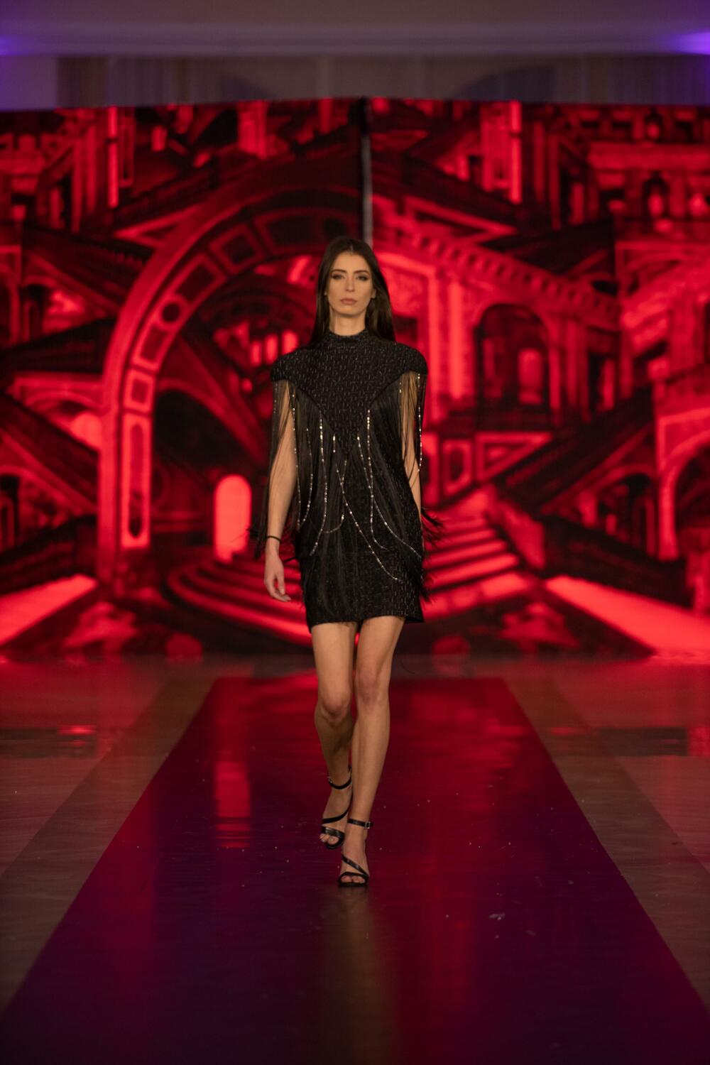 <p>Posljednje večeri Nedjelje mode bila je prilika da i crnogorska dizajnerka Julijana Rakočević predstavi svoju prvu kolekciju</p>