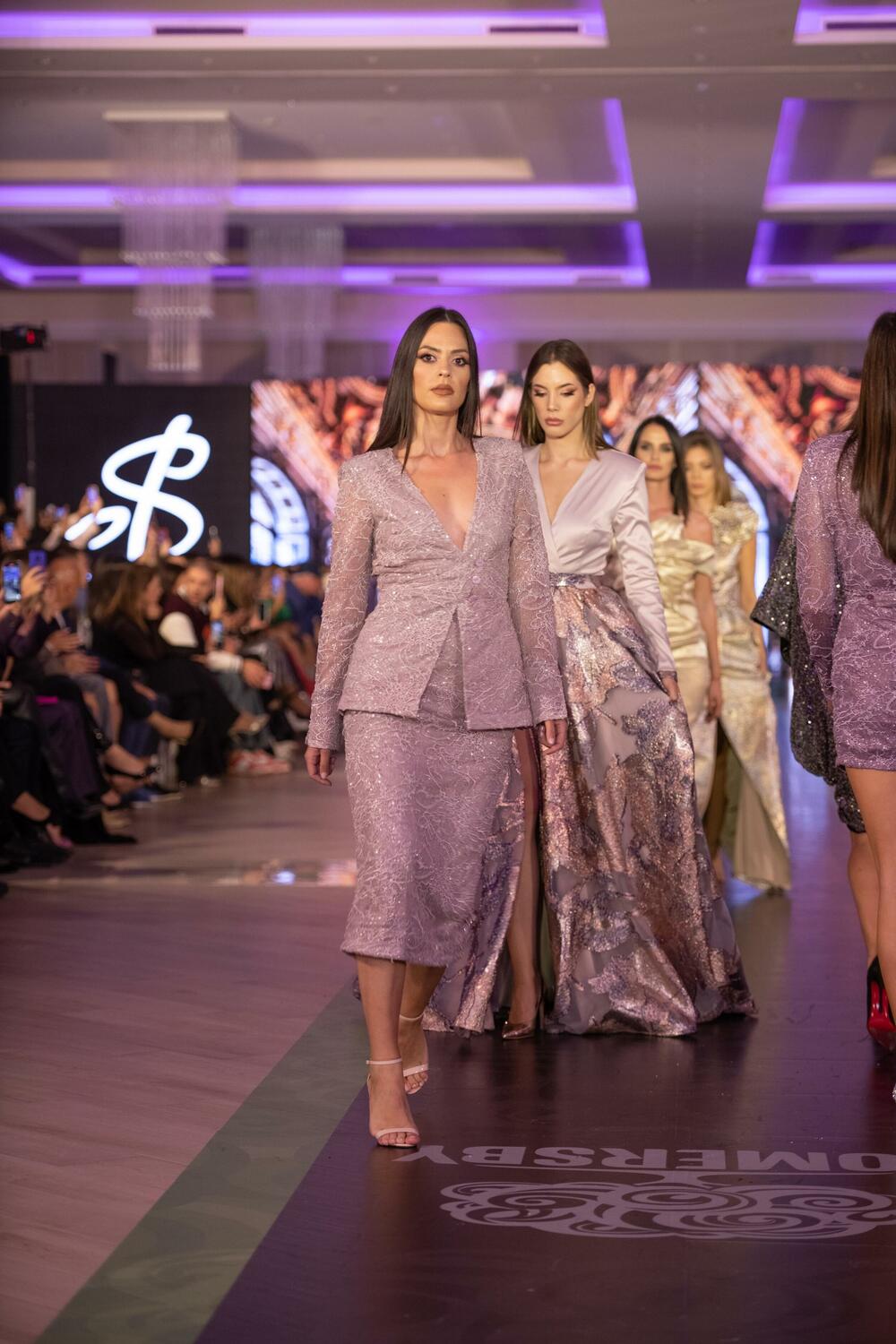 <p>Posljednje večeri Nedjelje mode bila je prilika da i crnogorska dizajnerka Julijana Rakočević predstavi svoju prvu kolekciju</p>