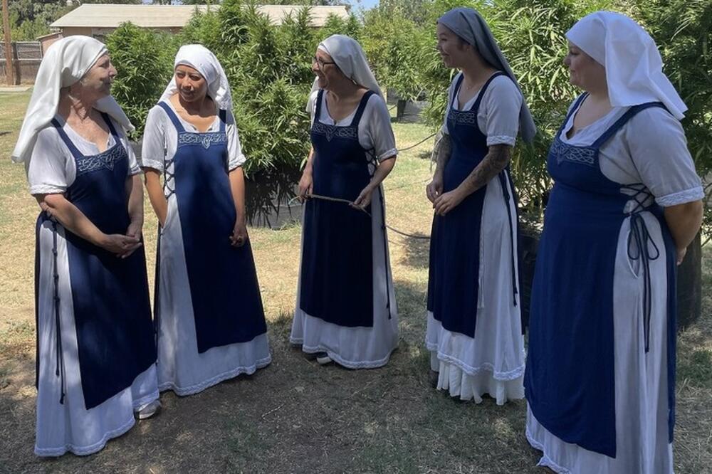 Sestra Kejt (lijevo) kaže da policija toleriše njihovo uzgajanje medicinske marihuane, Foto: BBC