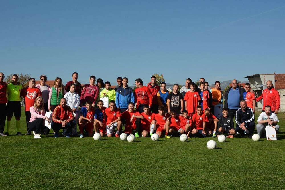 Članovi klubova na terenu, Foto: FK