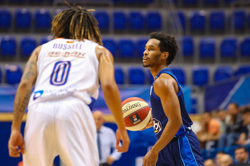 Nadigrao sunarodnika: Loren Džekson u duelu sa Deronom Fetsom Raselom, Foto: KK Mornar/Media Pro