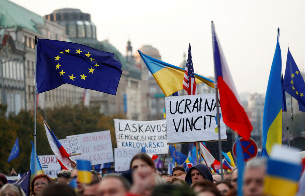 <p>Mašući zastavama Češke, SAD, NATO i Ukrajine, mnogi okupljeni izrazili su podršku Ukrajini u ratu protiv Rusije</p>