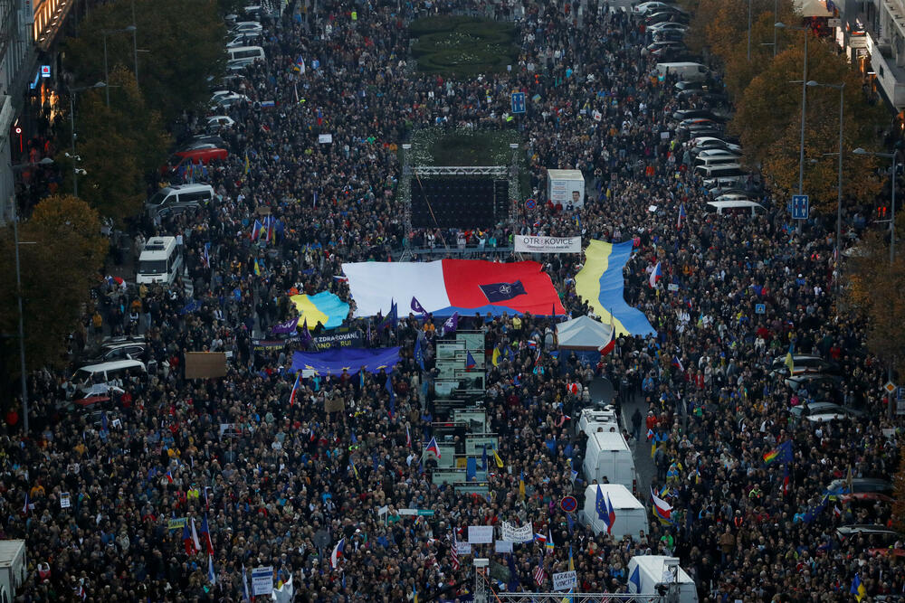 <p>Mašući zastavama Češke, SAD, NATO i Ukrajine, mnogi okupljeni izrazili su podršku Ukrajini u ratu protiv Rusije</p>