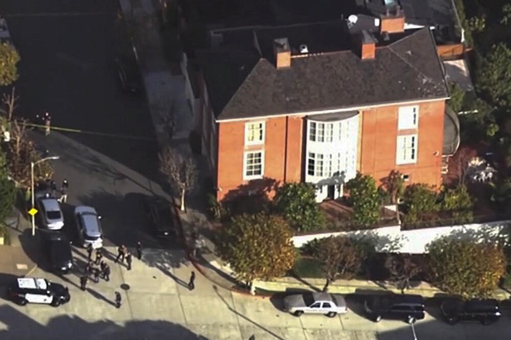 Policija ispred kuće Pelosijevih u San Francisku nakon napada na supruga predsjednice Predstavničkog doma, Foto: Rojters