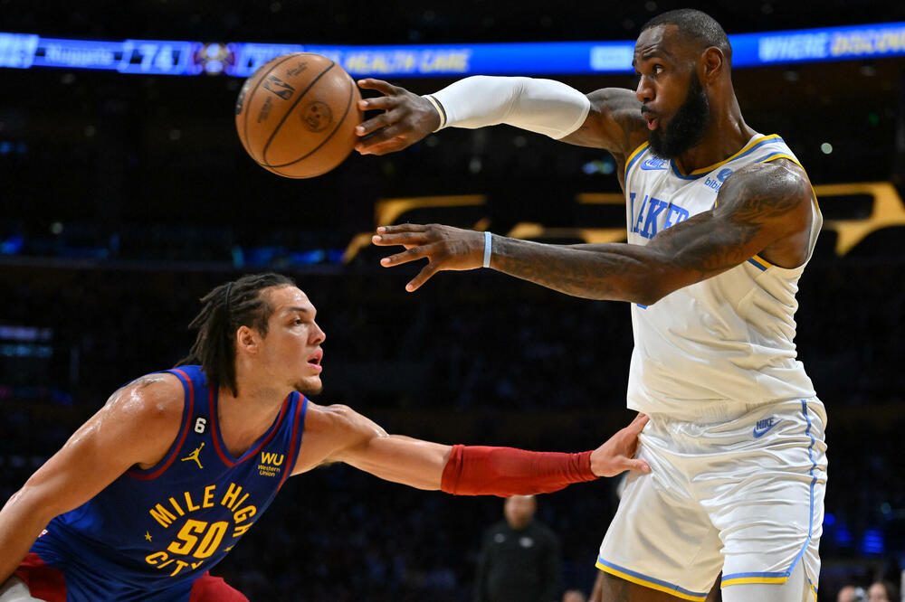 Lebron Džejms u duelu sa Eronom Gordonom, Foto: Jayne Kamin-Oncea/USA TODAY Sports