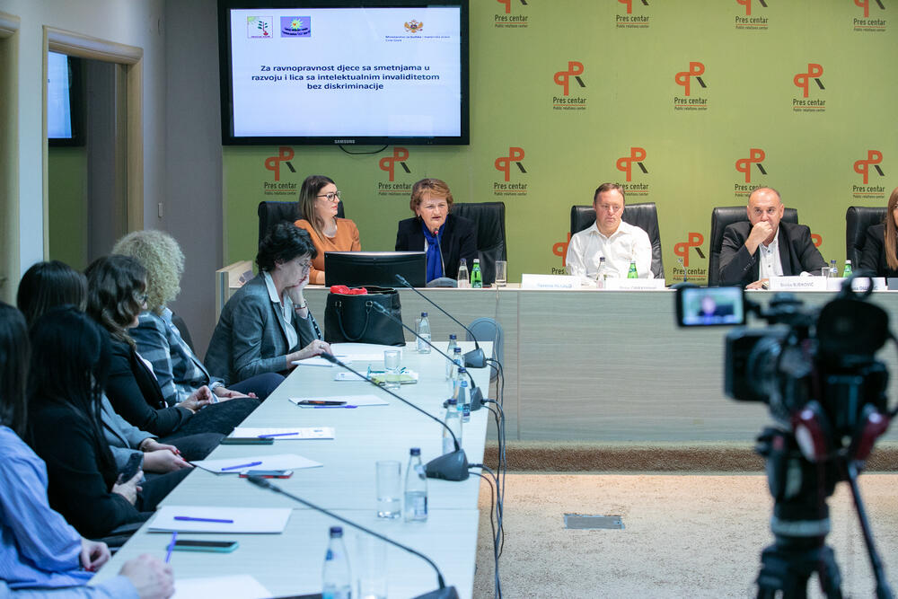 Detalj sa okruglog stola