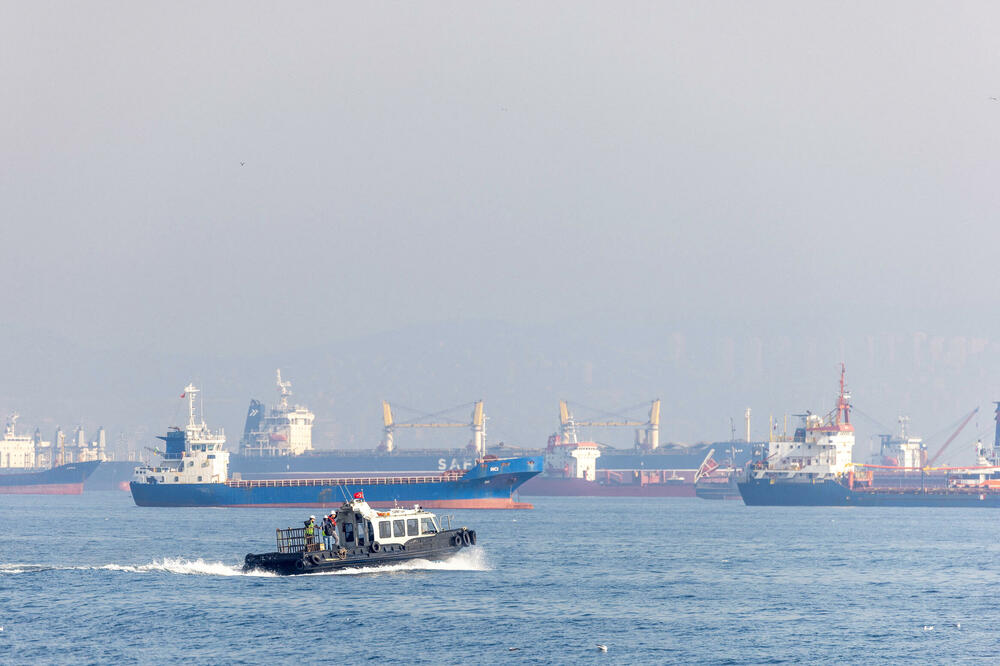Teretni brodovi u Bosforu juče ujutru, Foto: Rojters