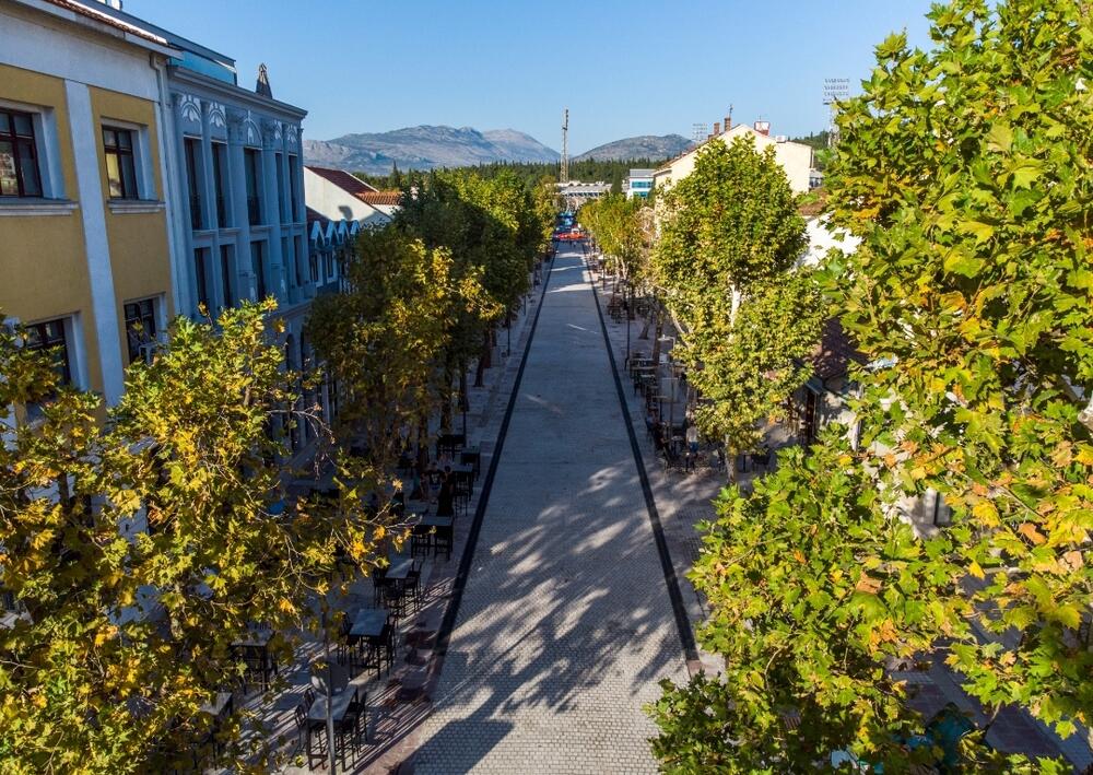 <p>Ulica će, kako je saopšteno iz Glavnog grada, biti otvorena za saobraćaj u terminu od 6 do 10 časova ujutru, i to za dostavna vozila</p>