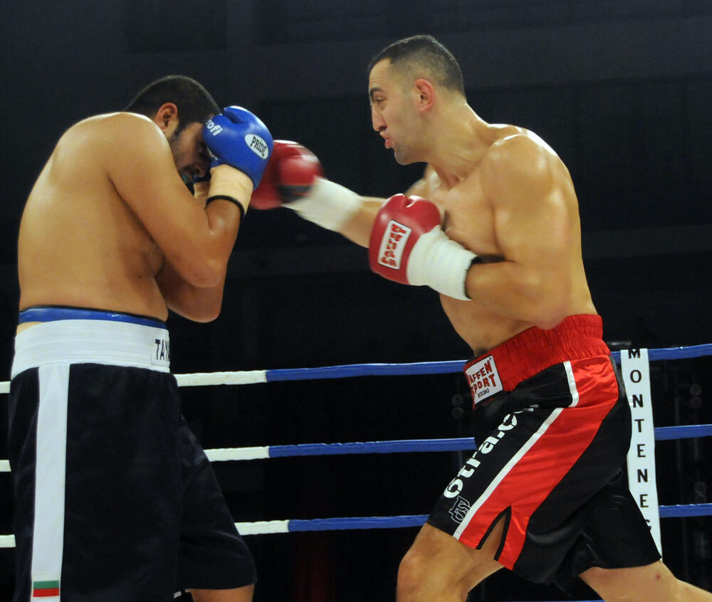 Gogić (desno) na reviji Noć šampiona, održanoj 27. novembra 2011. godine u SC Morača u Podgorici