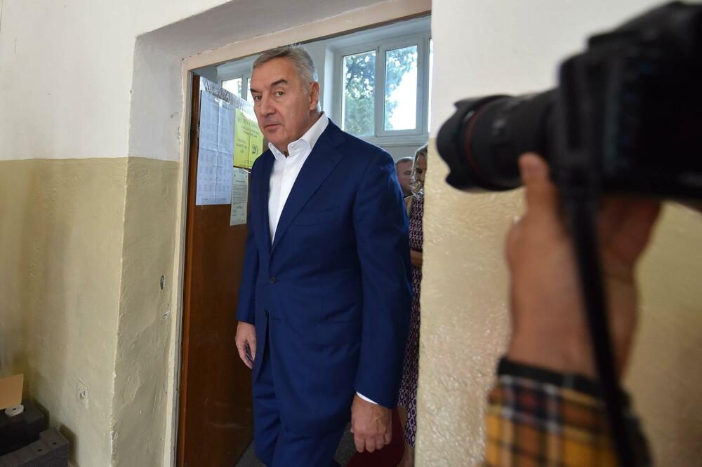 Smanjenje apstinenata nije dobro za partiju Mila Đukanović, Foto: BORIS PEJOVIC