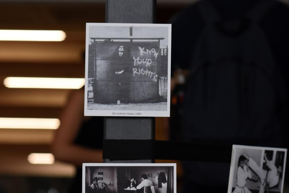 Detalj sa izložbe: Fotografija sa grafitom 'Know Your Rights' iz Rijeke, Edija Jurkovića