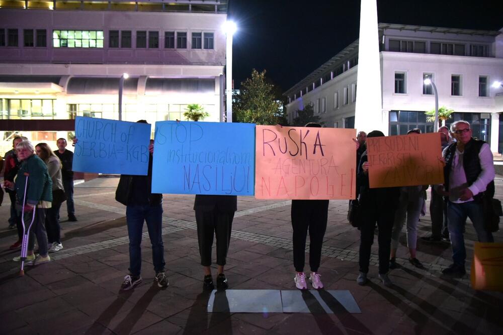 <p>Okupljeni kao jedan od razloga za protest naveli "i konstantne i učestale prijetnje pripadnicima crnogorskog naroda"</p>