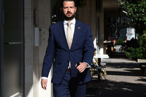 Milatović: Vuković se kiti tuđim perjem, običan uzurpator