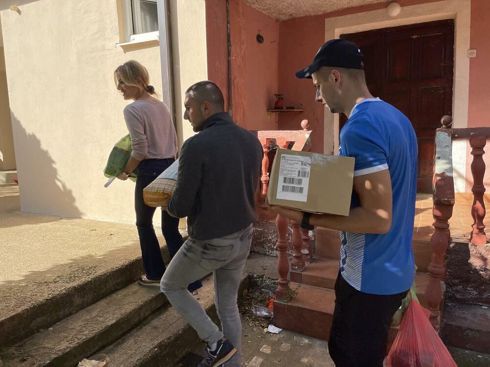 <p>"Uručili smo pomoć i porodici Rože, za koju smo saznali od kolega iz Crvenog krsta. Ova porodica živi na rubu egzistencije, a dodatan utisak na nas je ostavila činjenica da petoro djece živi u jako teškim uslovima, bez mogućnosti ispunjenja osnovnih životnih potreba"</p>