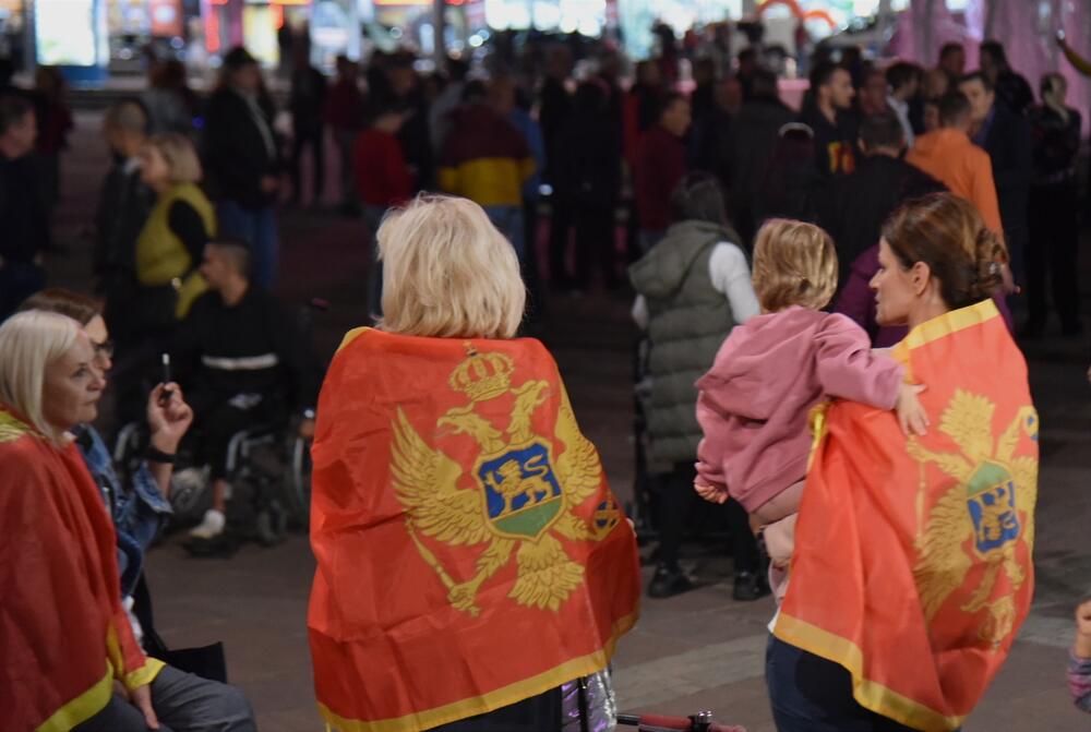 <p>Peđa Vušurović je ispred okupljenih rekao da je u njihovim rukama sudbina Crne Gore, kao i da daju rok od sedam dana, pa će odlučiti šta dalje. Pozvao je građane da se ponovo okupe za sedam dana</p>