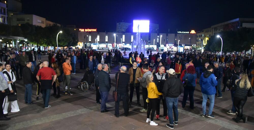 <p>Peđa Vušurović je ispred okupljenih rekao da je u njihovim rukama sudbina Crne Gore, kao i da daju rok od sedam dana, pa će odlučiti šta dalje. Pozvao je građane da se ponovo okupe za sedam dana</p>