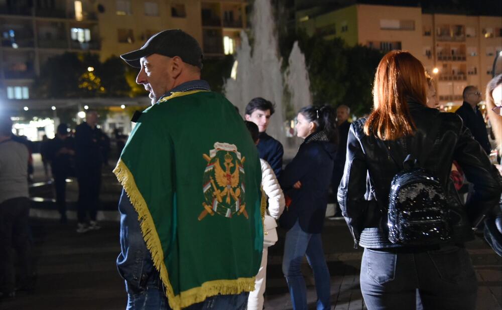 <p>Peđa Vušurović je ispred okupljenih rekao da je u njihovim rukama sudbina Crne Gore, kao i da daju rok od sedam dana, pa će odlučiti šta dalje. Pozvao je građane da se ponovo okupe za sedam dana</p>