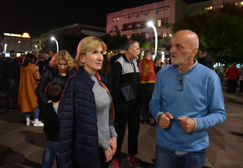 <p>Peđa Vušurović je ispred okupljenih rekao da je u njihovim rukama sudbina Crne Gore, kao i da daju rok od sedam dana, pa će odlučiti šta dalje. Pozvao je građane da se ponovo okupe za sedam dana</p>