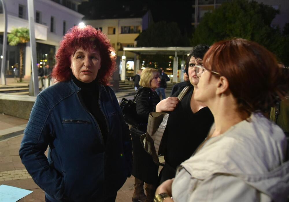 <p>Peđa Vušurović je ispred okupljenih rekao da je u njihovim rukama sudbina Crne Gore, kao i da daju rok od sedam dana, pa će odlučiti šta dalje. Pozvao je građane da se ponovo okupe za sedam dana</p>