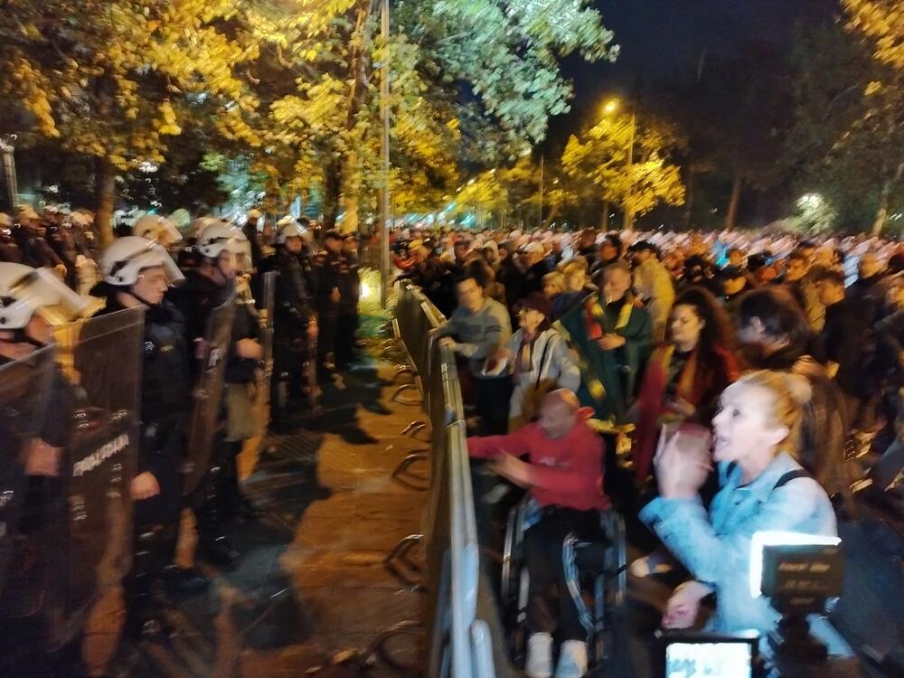 <p>Peđa Vušurović je ispred okupljenih rekao da je u njihovim rukama sudbina Crne Gore, kao i da daju rok od sedam dana, pa će odlučiti šta dalje. Pozvao je građane da se ponovo okupe za sedam dana</p>