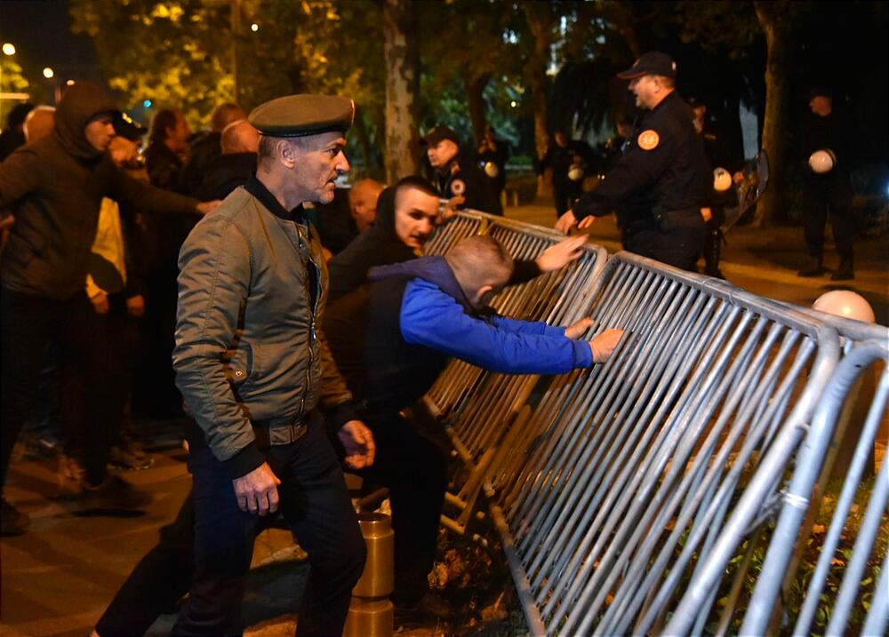 <p>Peđa Vušurović je ispred okupljenih rekao da je u njihovim rukama sudbina Crne Gore, kao i da daju rok od sedam dana, pa će odlučiti šta dalje. Pozvao je građane da se ponovo okupe za sedam dana</p>