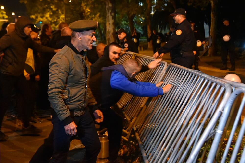 Građani pokušavaju da sruše ogradu kod Skupštine, Foto: Boris Pejović