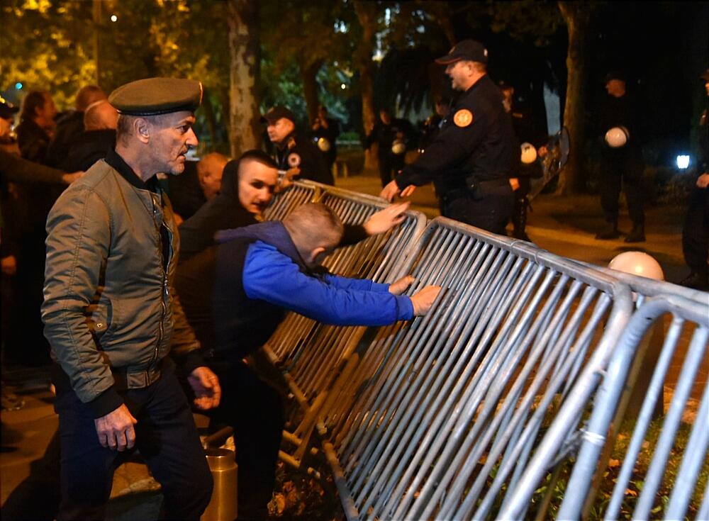 <p>Peđa Vušurović je ispred okupljenih rekao da je u njihovim rukama sudbina Crne Gore, kao i da daju rok od sedam dana, pa će odlučiti šta dalje. Pozvao je građane da se ponovo okupe za sedam dana</p>