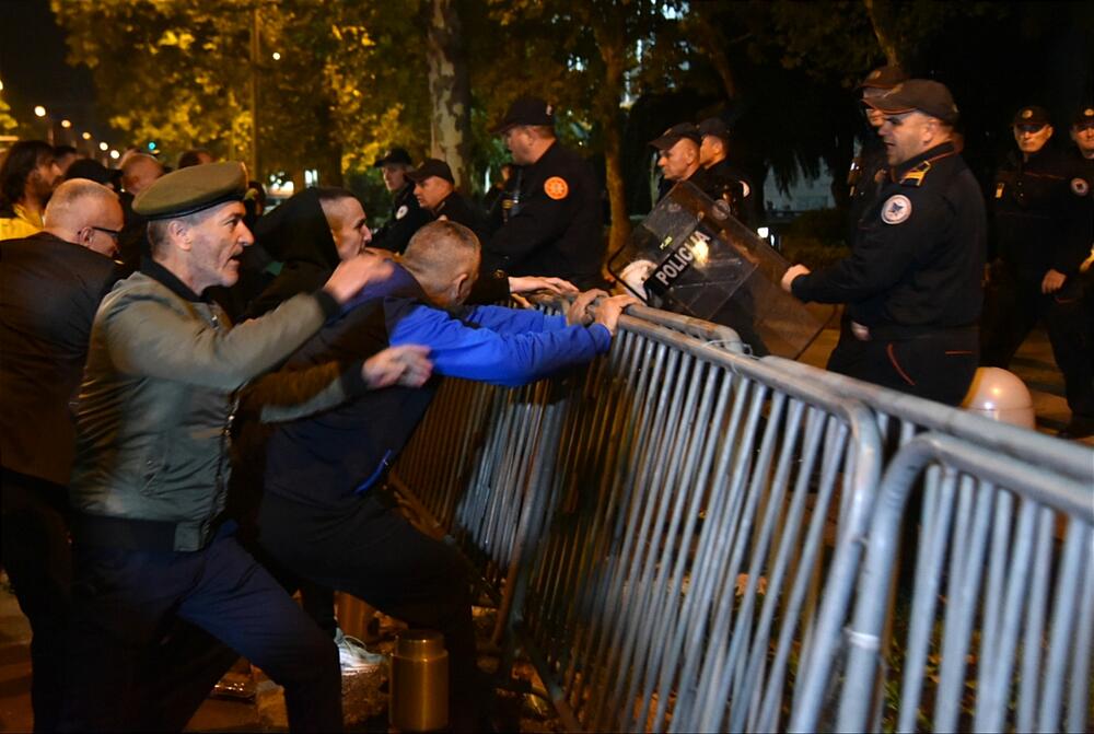 <p>Peđa Vušurović je ispred okupljenih rekao da je u njihovim rukama sudbina Crne Gore, kao i da daju rok od sedam dana, pa će odlučiti šta dalje. Pozvao je građane da se ponovo okupe za sedam dana</p>