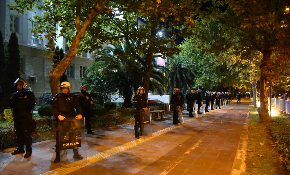 <p>Peđa Vušurović je ispred okupljenih rekao da je u njihovim rukama sudbina Crne Gore, kao i da daju rok od sedam dana, pa će odlučiti šta dalje. Pozvao je građane da se ponovo okupe za sedam dana</p>