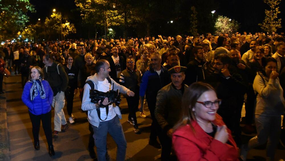 <p>Peđa Vušurović je ispred okupljenih rekao da je u njihovim rukama sudbina Crne Gore, kao i da daju rok od sedam dana, pa će odlučiti šta dalje. Pozvao je građane da se ponovo okupe za sedam dana</p>